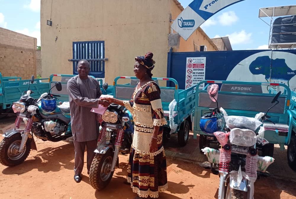 Remise officielle des batteuses multifonctionnelles et tricycles dans la cadre de la mise en œuvre du projet PISAAF